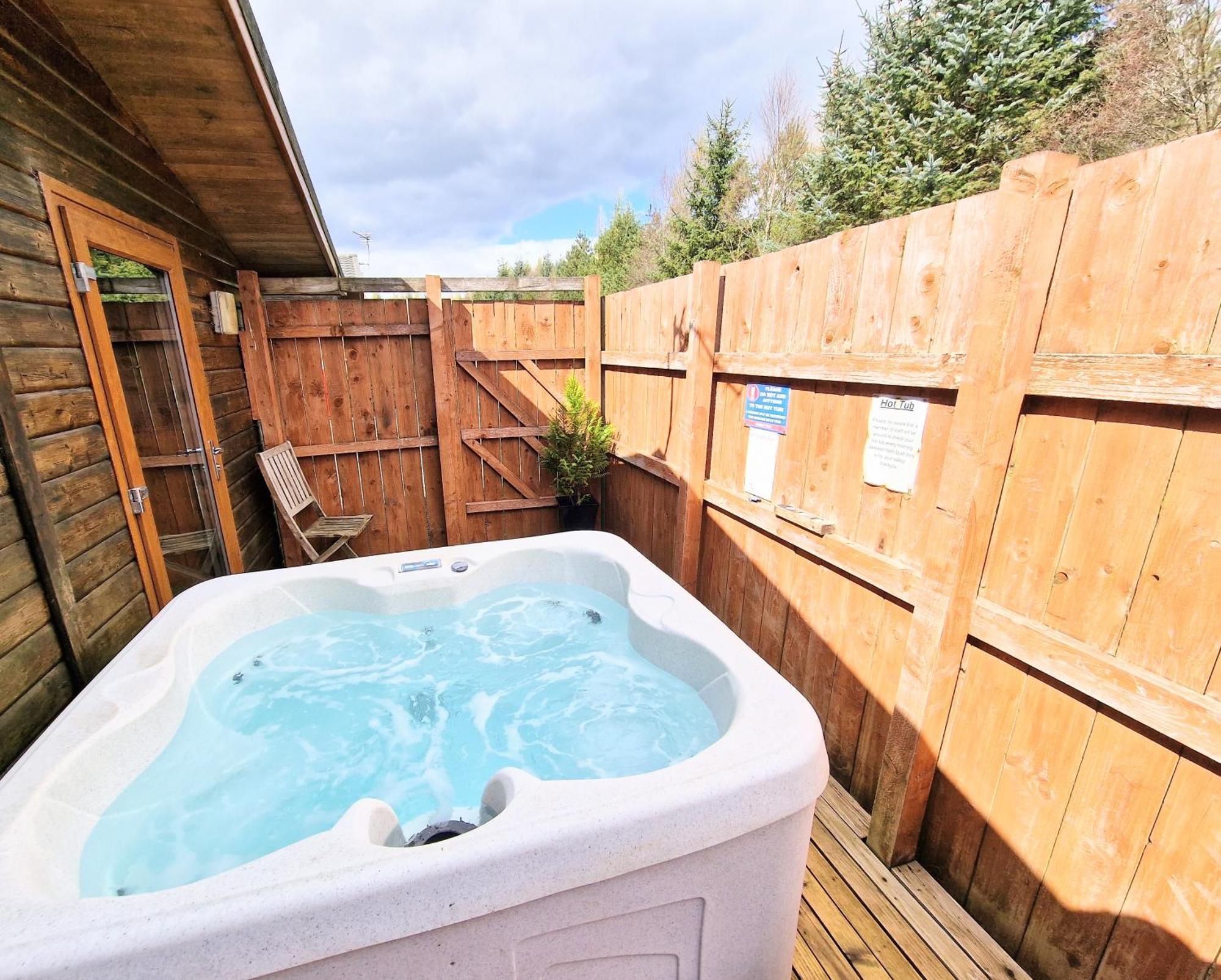 Ochil 8 With Private Hot Tub - Fife - Loch Leven - Lomond Hills Villa Kelty Exterior photo